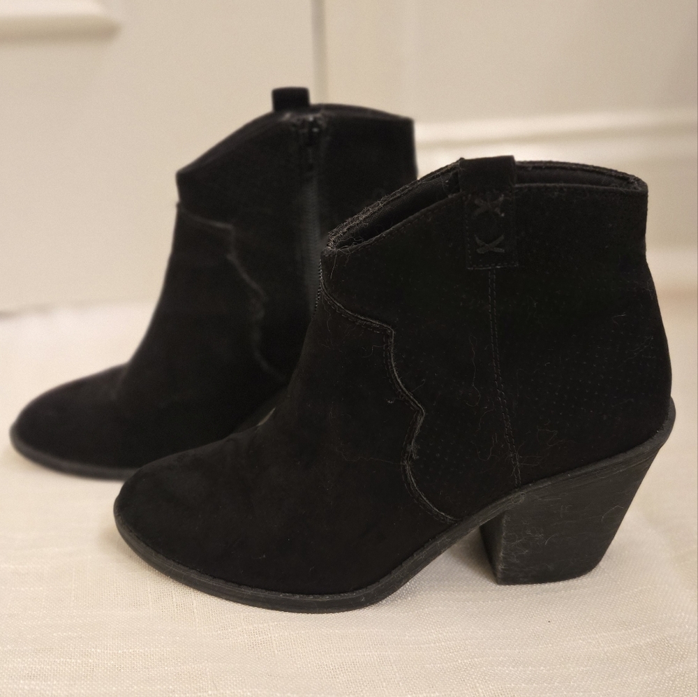 Time and Tru Black Heeled Boots Sleek Suede-Like Finish